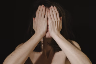 Pramiegojote? Ekspertų patarimai, kaip vos per penkias minutes atsikratyti nuovargio žymių veide