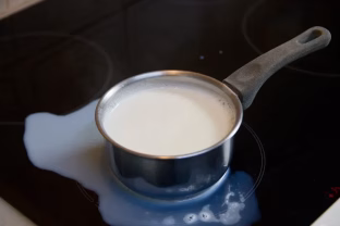 Močiutės gudrybė, apie kurią pamiršo daugelis: paprastas triukas, kaip išvengti pieno išbėgimo