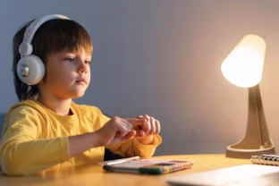 Kaip mokosi Z ir Alfa kartos? Skaitmeniniais objektais papildyti vadovėliai tampa nauja mokymosi realybe