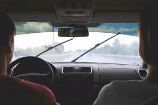 Ekspertai įspėja: viena dažniausia žiemos klaida vairuotojams kainuoja šimtus, išvengti lengviau, nei manote