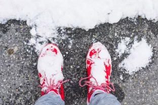 Sniegas prilimpa prie batų? Vienas virtuvės triukas prieš išeinant išgelbėja akimirksniu