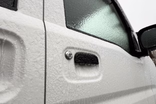 Žiemą vos viena klaida ir sugadinsite savo duris. Daugelis vairuotojų tai daro kasdien