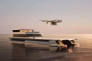 Prasideda skraidančių taksi revoliucija: sukūrė mobilų vertiportą, plaukiantį vandens paviršiumi