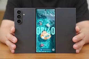 „Samsung“ meta iššūkį „Huawei“: trijų dalių išmanusis telefonas gali būti pigesnis nei buvo manyta