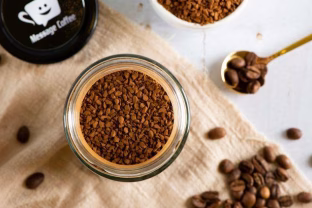 Kai drebėjimas tampa jau nebejuokingas: kaip atskirti kavos poveikį nuo pirmųjų ligos ženklų?