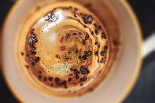 Ne viskas, kas kvepia kava, yra naudinga: dietologai įspėja dėl vienos kavos rūšies