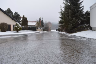 Mišrios kritulių bangos kelia chaosą keliuose: kokias medžiagas naudoti ir kada jos neveikia