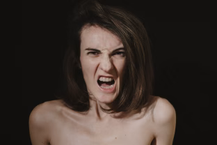 Šios 5 frazės naikina moters pasitikėjimą: frazės, kurios moterims skamba kaip priekaištas