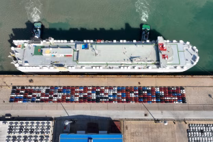 Kinija ruošia civilinius laivus karinei kovai: paslapčia perdirba krovininius laivus į karinius vienetus