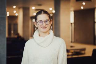 Išskirtinę stipendiją pelniusi pirmakursė: kiekvienas turime pareigą tapti geriausiomis savo versijomis