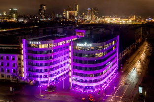 Kodėl pastatai nušvito purpurine spalva? Šalies gyventojus kviečia atkreipti dėmesį į žmones su negalia