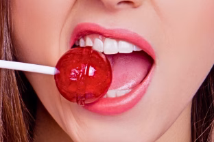 Vos per minutę po saldainio: mokslininkai paaiškino, kas vyksta burnoje po saldumynų, ne viskas saldu