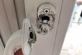 Vienas dažniausių langų gedimų: kaip per kelias minutes pataisyti stringančią lango rankeną?