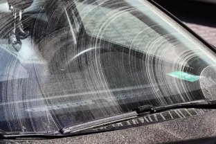 Automobilio valytuvai palieka dryžius? Vienas triukas gali juos atgaivinti per 30 sekundžių ir be serviso