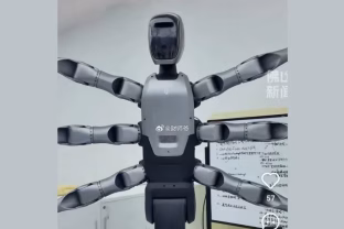 Joks žmogus tiek nesuspėtų: humanoidas su 6 rankomis ir ratais gamyklose keičia žmones