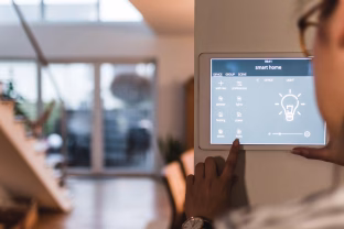 Baltijos šalių gyventojai taupo energiją tik prireikus: Lietuva pirmauja pagal investicijas į saulės elektrines