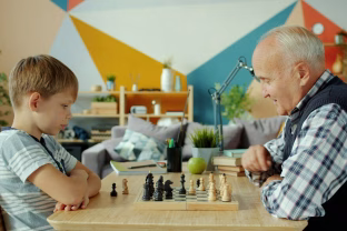 Poreikis žaisti nedingsta ir suaugus: psichoterapeutė paaiškino, kodėl žaidžiame ir 5-erių, ir 50-ies