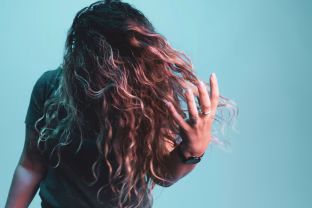 Plaukų stilistai atskleidžia: kodėl jūsų garbanos subliūkšta greičiau nei turėtų