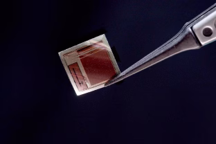 Mokslininkai sukūrė implantą, kuris skaito mintis ir jis plonesnis už popierių, greitesnis už viską