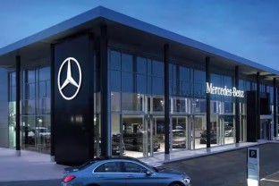 „Mercedes“ keičia žaidimo taisykles: nuspręsta parduoti dešimtis automobilių salonų, kas laukia toliau?