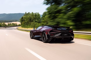 Kas slypi už 400 km ridos naujame „Bugatti“? Atskleista, kaip tikrinami milijonus kainuojantys modeliai