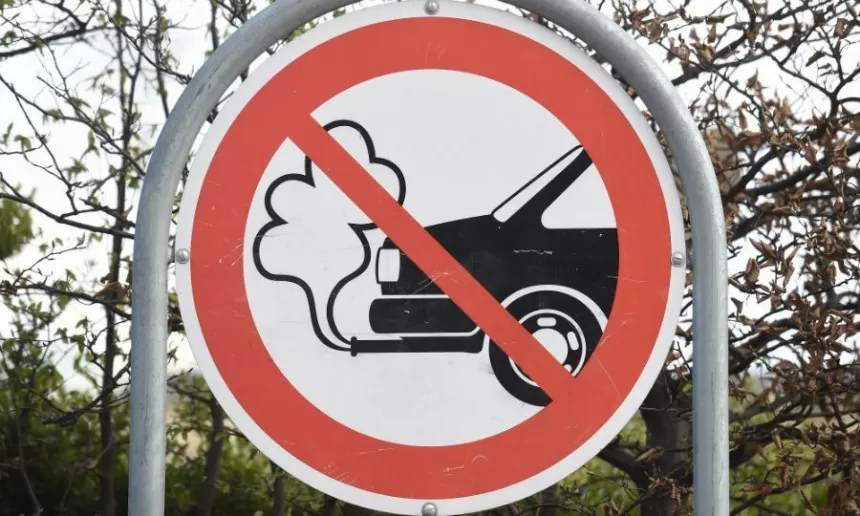 Elektromobilių gerbėjai daužo galvą į sieną: europiečių planai uždrausti benzininius ir dyzelinius automobilius užstrigo nežinioje