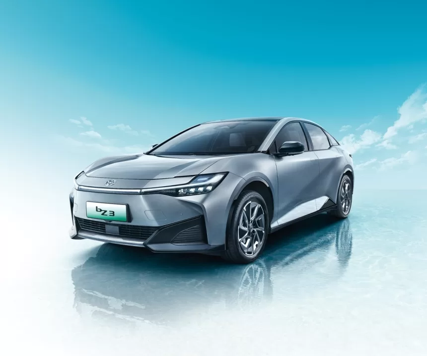 „Toyota“ ir Kinijos milžinė pradeda naujo elektromobilio prekybą: pirmasis modelis parduodamas už itin žemą kainą, ruošiama ir daugiau naujienų