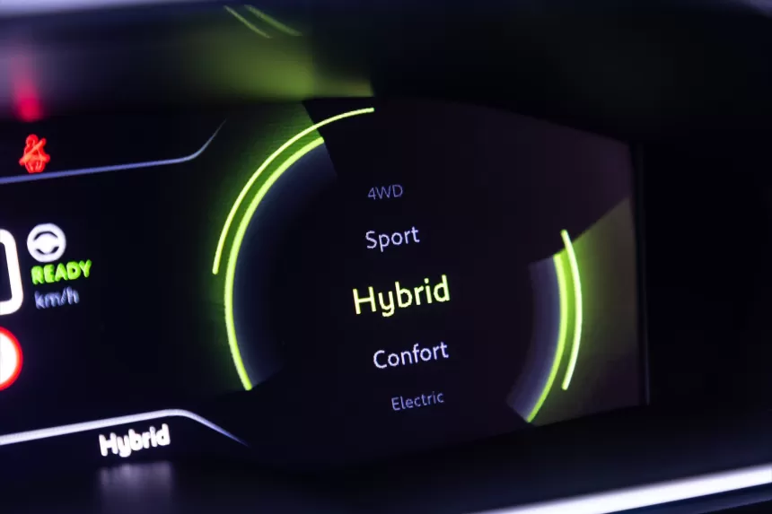 Įkraunamieji hibridiniai automobiliai: o kas nutiks, jei baigsis elektra?