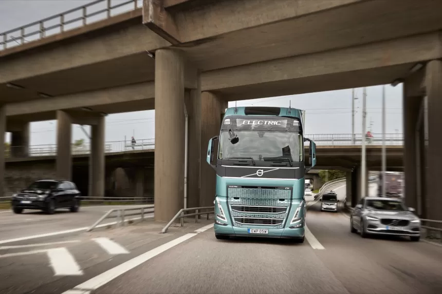 Transporto rinkoje to dar nebuvo: elektriniai „Volvo“ sunkvežimiai naudoja išskirtine savybe pasižymintį plieną