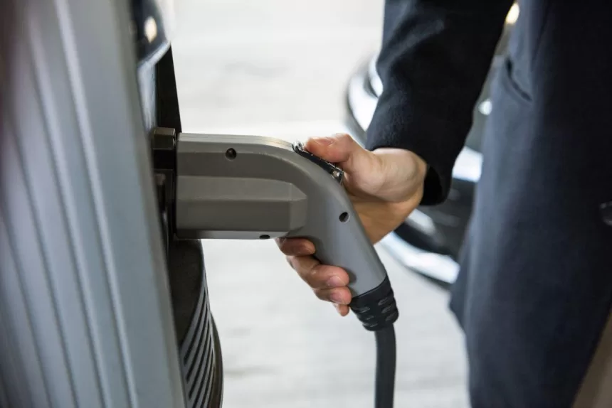 Pagrindinis dėmesys – elektromobiliams: krovimo stotelės prie pastatų turės sudaryti penktadalį parkingo