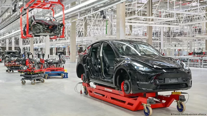 „Tesla“ vadovas priverstas imtis už galvos: naujoji gamykla Vokietijoje ir toliau negali pradėti darbų