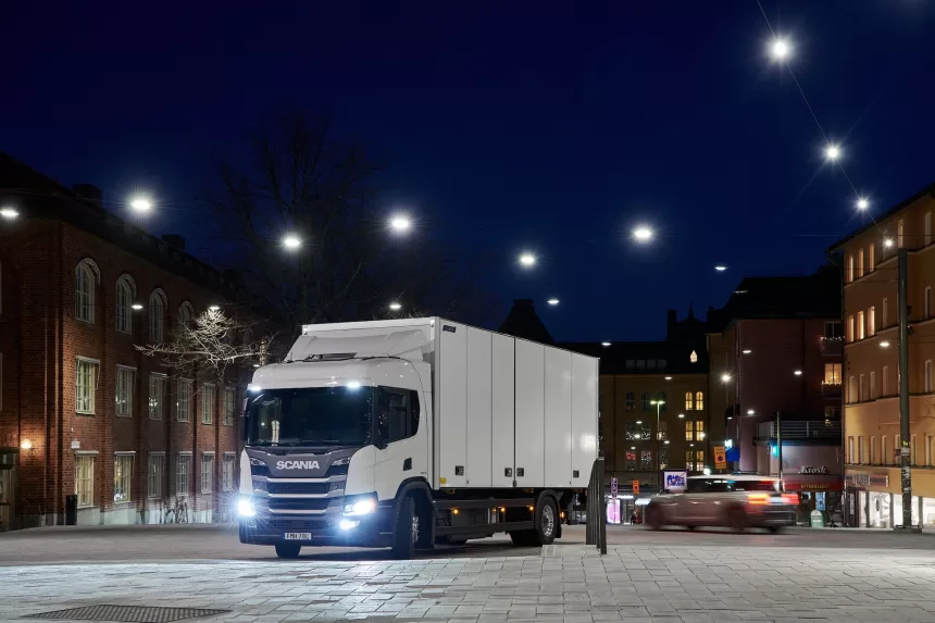 „Scania“ žengia dar vieną žingsnį elektrifikacijos link – pristatyti visapusiški hibridiniai sunkvežimiai