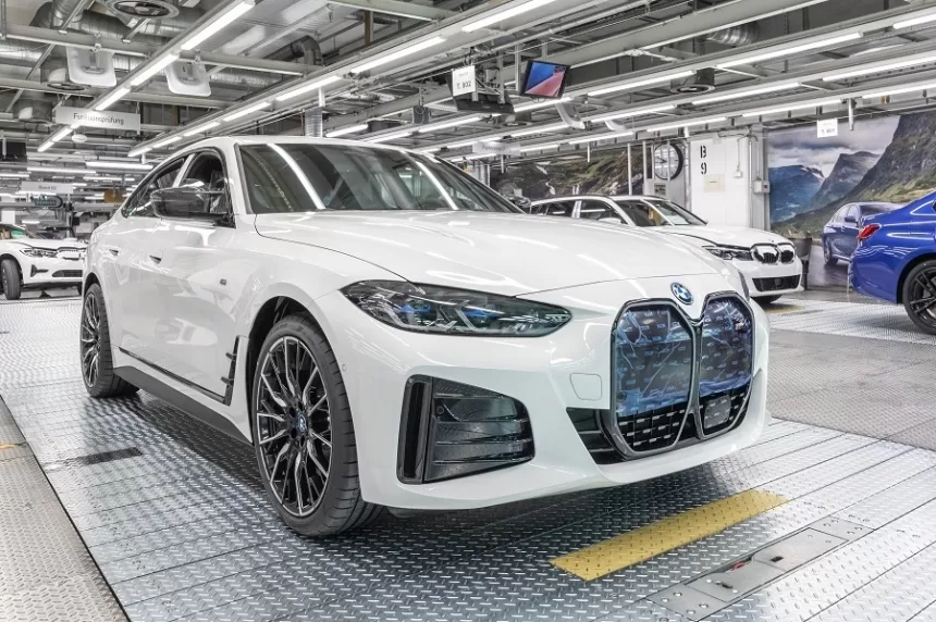 Darbai pagrindinėje BMW gamykloje prasidėjo: vokiečiai meta visus pajėgumus į „Tesla“ konkurento gamybą