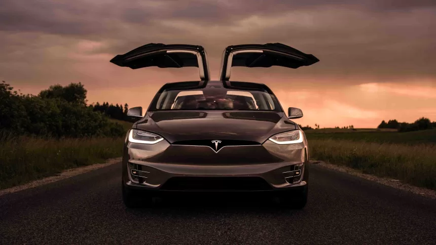 „Tesla“ pasiekė tai ko kitiems nepavyko: nuo šiol gali girtis tuo, kuo nepasigirs kiti automobilių gamintojai