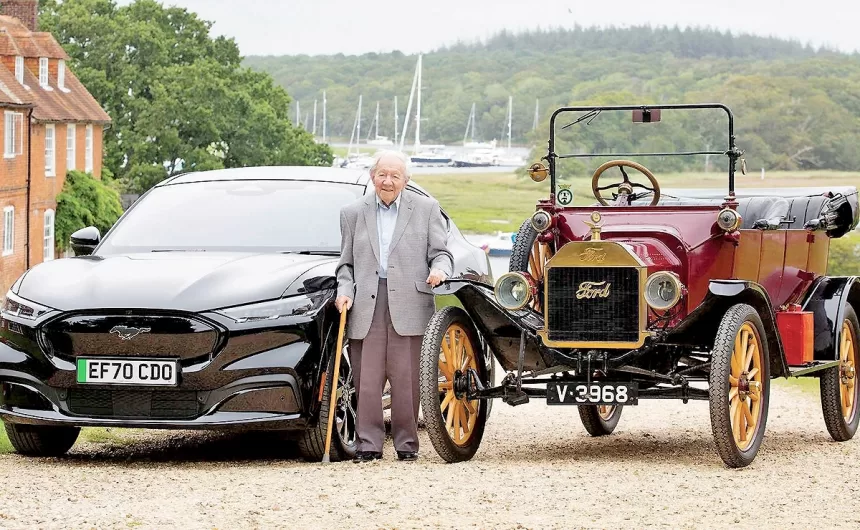 Elektromobilius vertina net ir senoliai: šimtmetį pragyvenęs britas tiki elektrinių automobilių ateitimi