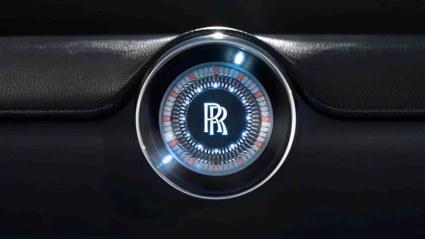 „Rolls-Royce“ ruošiasi debiutui elektromobilių rinkoje: pasidalino įspūdingomis detalėmis iš praeities