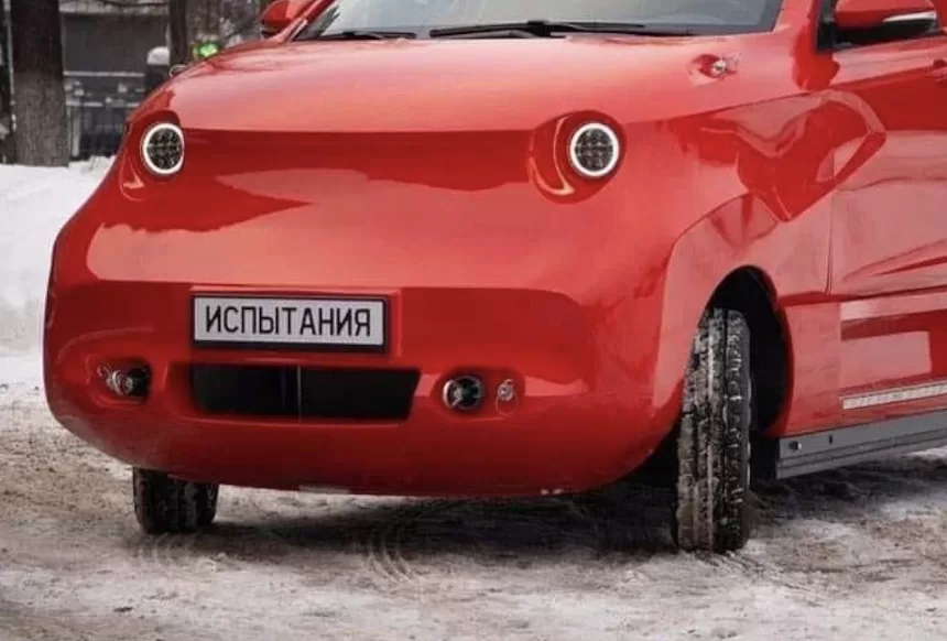 Visiškas Rusijos automobilių rinkos krachas: rusai kuria automobilį, kuris jau dabar pretenduoja į šlykščiausio modelio titulą, pamatykite tai patys