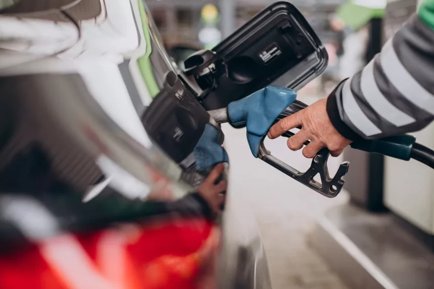 Atėjo laikas užsipilti pilną baką benzino: kainos ir toliau mažėja, tačiau dyzelinių automobilių vairuotojams siunčiamos ir blogos naujienos