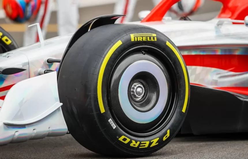 „Pirelli“ atskleidžia stulbinančius „Formulės 1“ skaičius: 2023 metais lenktynininkai įveikė įspūdingą kiekį kilometrų, užtektų krūvai kelionių aplink žemę