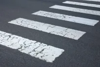 Šiuo atveju pėstieji neprivalo eiti per pėsčiųjų perėją. Pasitikrinkite ar žinote taisykles