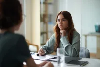 Ką išduoda retesnis mirksėjimas? Jei norite sužinoti, ar Jūsų tikrai klausosi – suskaičiuokite mirktelėjimus