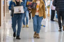 Parduotuvių atstovų patarimai: populiariausios dovanos ir gudrybės, kaip išvengti eilių