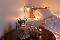 Neskubėkite mesti geltonų pagalvių į skalbyklę, ši paprasta gudrybė grąžins jų pasakišką baltumą