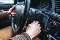 Kasdien kenkiate savo automobiliui: mechanikai prabilo atvirai, nustokite daryti šias klaidas vairuojant