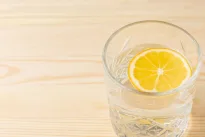 Trys sveikuoliški gėrimai, kurie per kelias dienas padės atsigauti jūsų organizmui po šventinio maratono