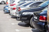 Revoliucinis parkingų triukas iš Vengrijos: vairuotojai džiūgauja, o aikštelių savininkai įsiutę