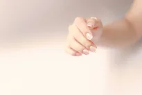 Tobulas manikiūras krikštynoms: ekspertės atskleidė spalvas ir raštus, kurie sužavės visus