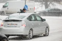 Vilnių sukaustė pūga: dešimtys avarijų, viešasis transportas vėluoja, gatvės užverstos sniegu