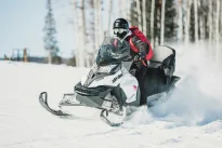 Sniego pramogos virto baudžiamąja byla: girtas vyras Šiauliuose įkliuvo su sniego motociklu