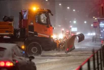 Darbai nesiliauja net ir po pūgos: keliai barstomi net kalcio chloridu, įveikta per 70 tūkst. km